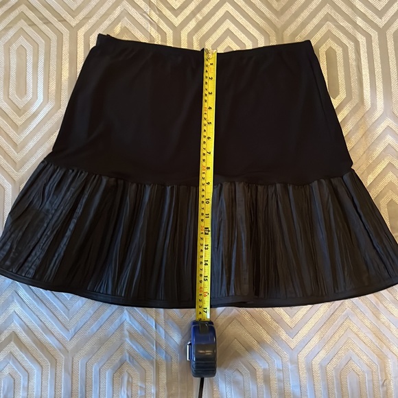 Black Short Skirt. Size Large. - Picture 7 of 7
